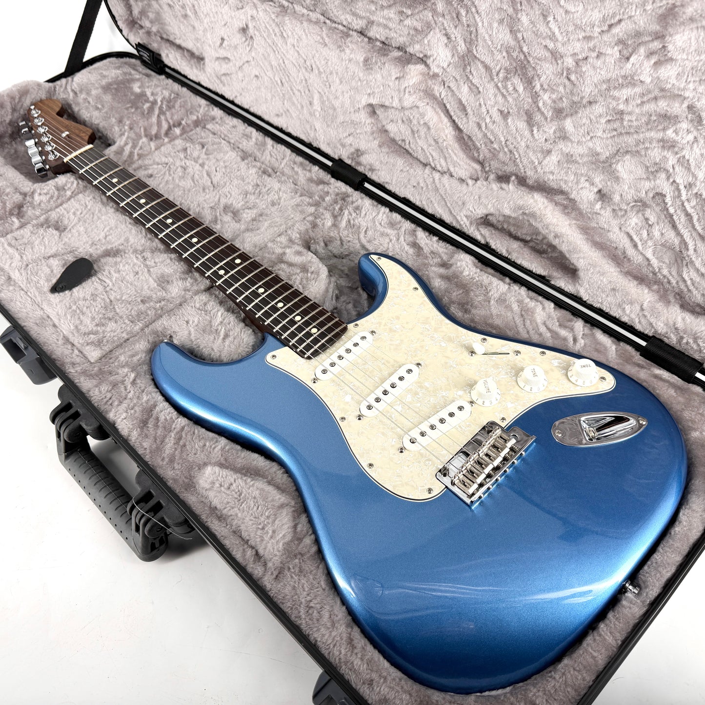 2023 Fender Limited Edition American Professional II Stratocaster Solid Rosewood Neck - Lake Placid Blue