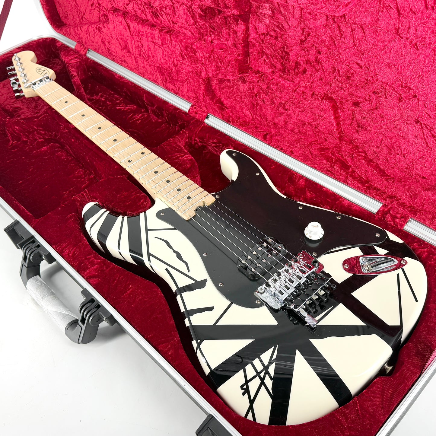 2021 EVH Striped Series – Black & White