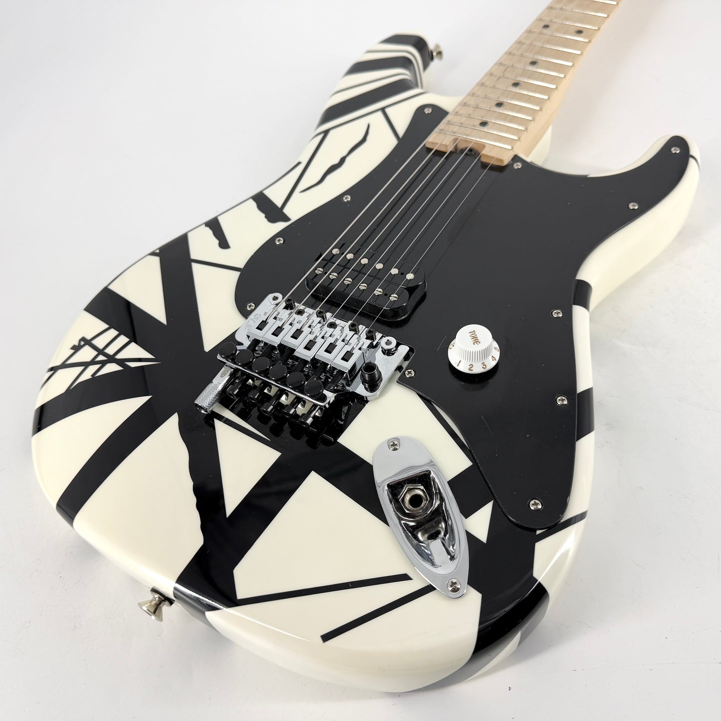 2021 EVH Striped Series – Black & White