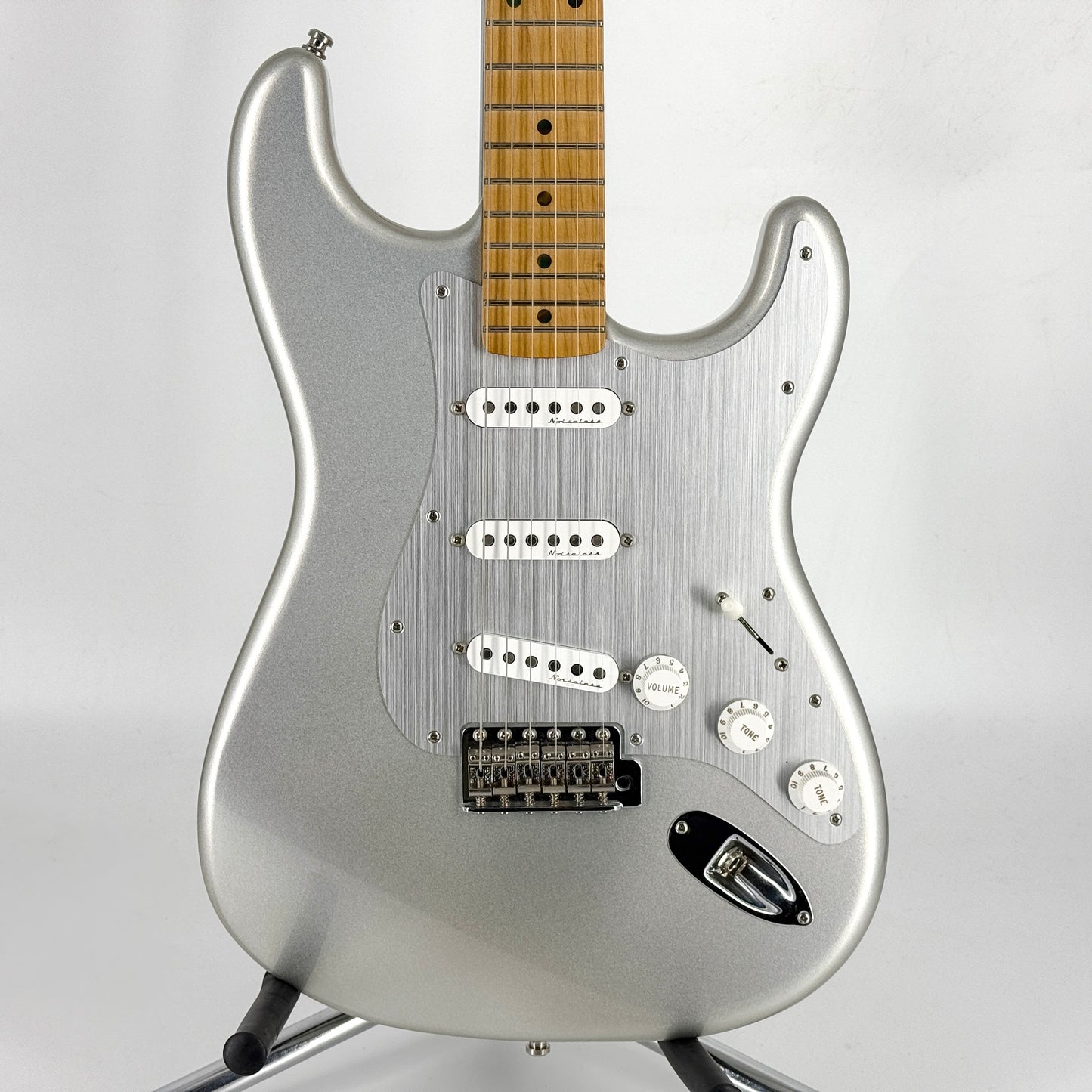 2020 FENDER H.E.R. Signature Stratocaster - Chrome Glow