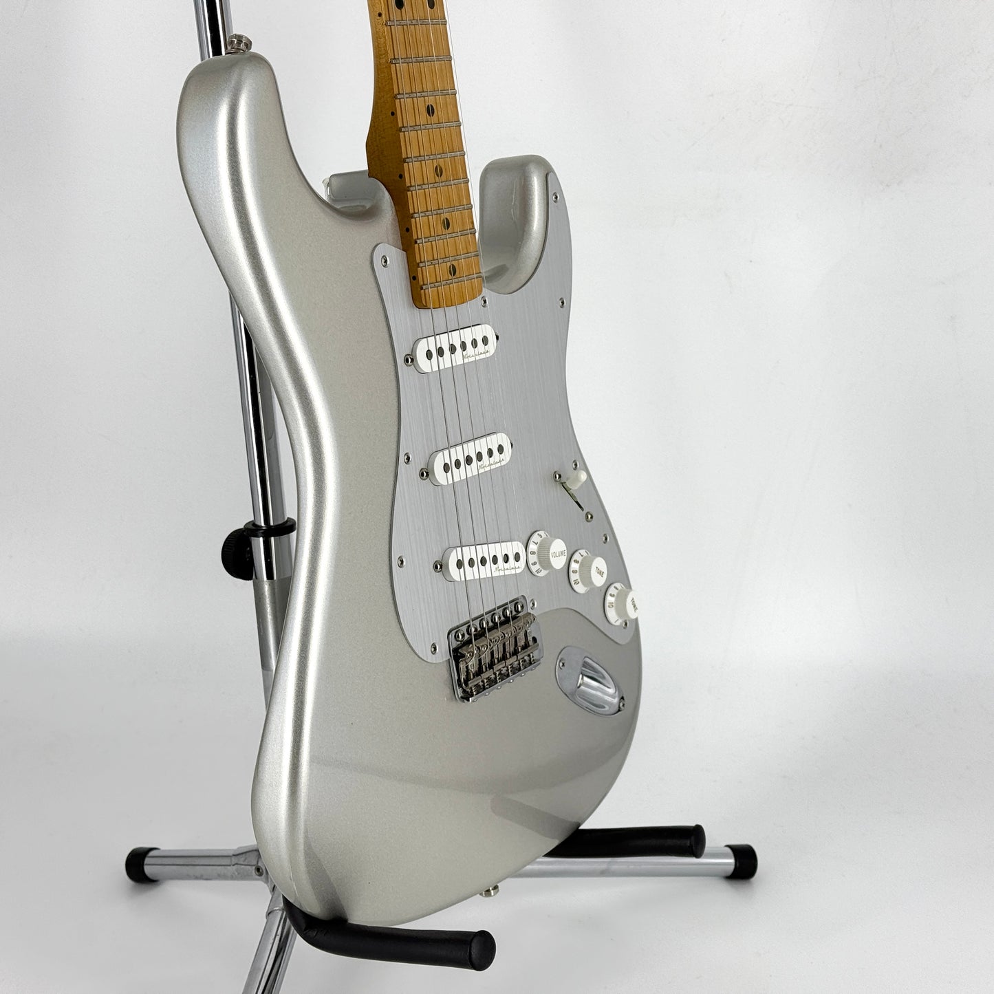 2020 FENDER H.E.R. Signature Stratocaster - Chrome Glow