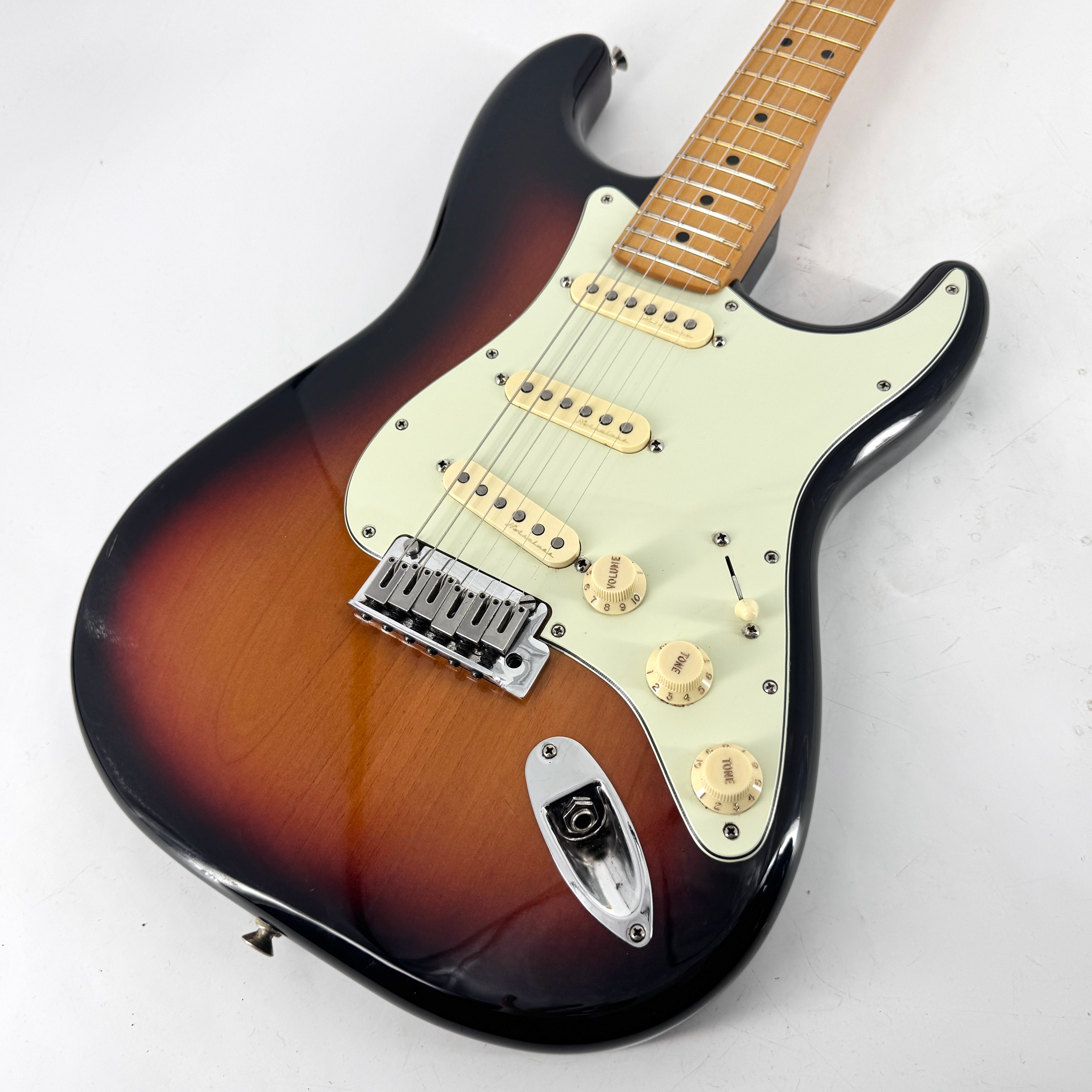 Fender Player Plus Stratocaster ストラト 2022 Fender Player Plus Stratocaster – 3 Colour Sunburst – Jordan